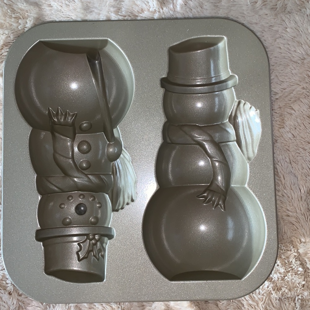 Nordic Ware Snowman cake pan - Picture 4 of 4